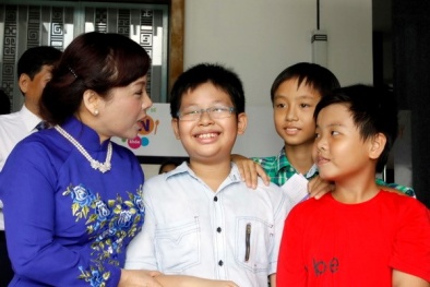 Bộ trưởng Y tế ân cần, nắm tay thiếu nhi